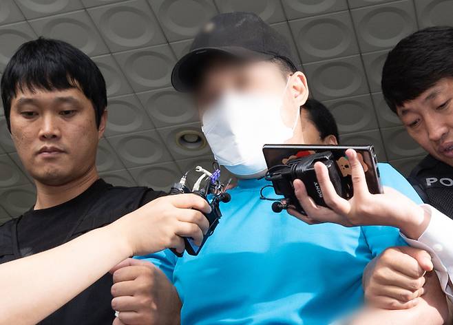 ‘신림동 칼부림’ 피의자 조모씨가 23일 구속 전 피의자 심문(영장실질심사)에 출석하기 위해 서울 관악경찰서에서 호송차로 향하고 있다. 뉴스1