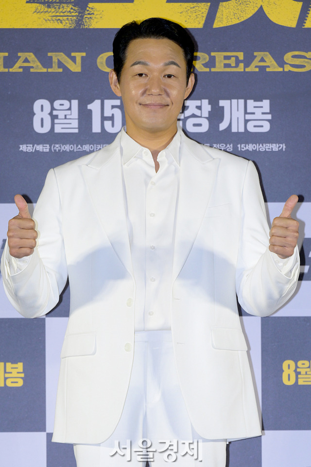 배우 박성웅이 24일 오전 서울 용산구 CGV 용산아이파크몰에서 진행된 영화 ‘보호자’(감독 정우성) 제작보고회에서 포즈를 취하고 있다. 김규빈 기자