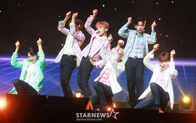 그룹 호라이즌(HORI7ON)이 24일 오후 서울 올림픽공원 올림픽홀에서 진행된 데뷔 정규앨범 'Friend-SHIP'(프렌드-십) 발매기념 쇼케이스에서 신곡을 선보이고 있다.  이번 앨범에는 타이틀곡 'SIX7EEN'(식스틴)을 비롯해 'How You Feel'(하우 유 필), 'Bonnie & Clyde'(보니 & 클라이드), 'Light Way'(라이트 웨이) 등이 수록됐다. /2023.07.24 /사진=이동훈 기자 photoguy@