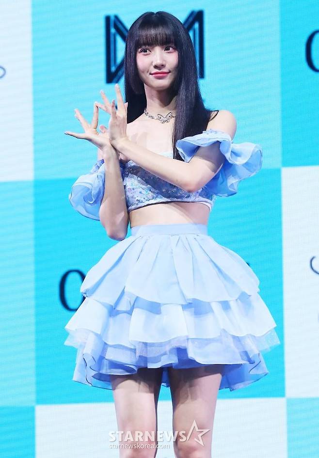 걸그룹 오마이걸(OH MY GIRL) 유빈이 24일 오후 서울 광진구 광장동 예스24 라이브홀에서 진행된 아홉 번째 미니 앨범 'Golden Hourglass' 발매 기념 쇼케이스에 참석해 포즈를 취하고 있다.  이번 앨범은 지난해 3월 발매했던 정규 2집 'Real Love' 이후 약 1년 4개월 만의 신보로, 무더워진 여름 속 더욱 빛을 발하는 오마이걸의 눈부신 '골든 타임'을 담은 앨범이다. 2023.07.24 /사진=김창현 기자 chmt@