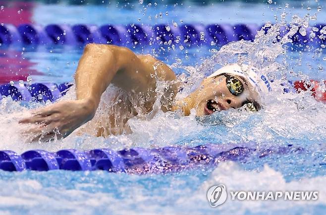 역영하는 이호준 (후쿠오카=연합뉴스) 윤동진 기자 = 이호준이 24일 일본 후쿠오카 마린 메세 후쿠오카홀에서 열린 2023세계수영선수권 남자 자유형 200m 예선에서 역영하고 있다. 2023.7.24 mon@yna.co.kr