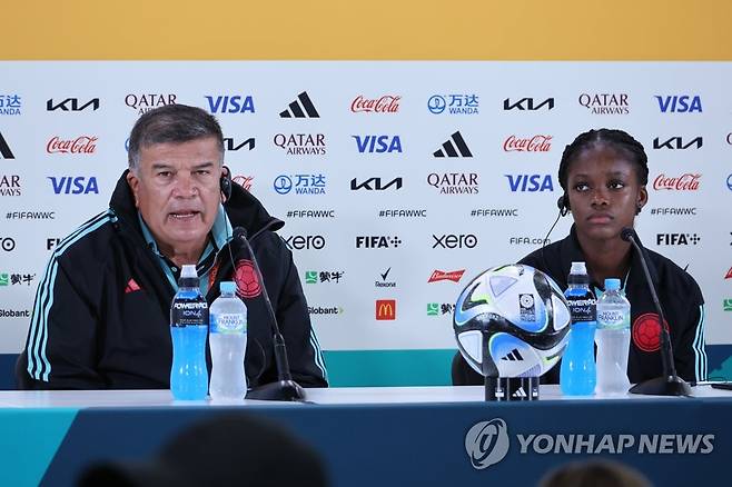 한국과 1차전 앞둔 콜롬비아 (시드니=연합뉴스) 김주성 기자 = 2023 국제축구연맹(FIFA) 호주·뉴질랜드 여자 월드컵에서 한국과 조별리그 1차전을 치르는 콜롬비아의 넬슨 아바디아 감독(왼쪽)과 주공격수 린다 카이세도가 경기를 하루 앞둔 24일 오후(현지시간) 시드니 풋볼 스타디움에서 열린 공식 기자회견에서 질문에 답하고 있다. 2023.7.24 utzza@yna.co.kr