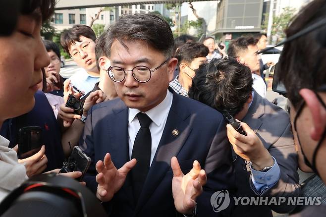 '교사 극단 선택' 초등학교 찾은 교육부 차관 (서울=연합뉴스) 김성민 기자 = 장상윤 교육부 차관이 20일 오후 서울 서초구 서이초등학교를 찾아 취재진의 질문에 답하고 있다.
    교육계에 따르면 이 학교 담임 교사 A씨가 학교 안에서 극단적 선택을 해 숨지는 일이 발생했다. 2023.7.20 ksm7976@yna.co.kr