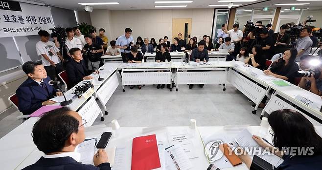 교사 교육활동 보호를 위한 간담회 (서울=연합뉴스) 김인철 기자 = 이주호 부총리 겸 교육부 장관이 24일 오후 서울 영등포구 한국노총빌딩에서 열린 교육부-교사노동조합연맹 교사 교육활동 보호를 위한 간담회에서 발언하고 있다. 2023.7.24 yatoya@yna.co.kr