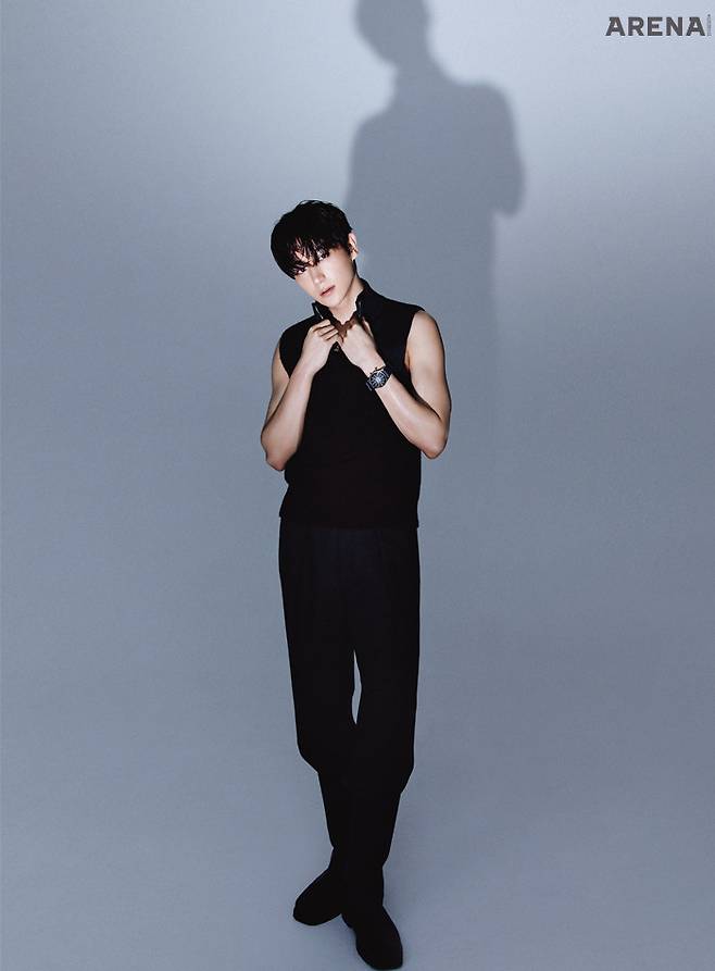 42mm 스테인리스 스틸 케이스, 그레이 합성 소재 스트랩, 오토매틱, L888 칼리버, 72시간 파워 리저브, 시, 분, 초 및 날짜 표시, 30bar 방수 기능의 론진 레전드 다이버 3백50만원 론진 제품. 니트 집업 베스트·언밸런스 톱·팬츠 모두 펜디, 부츠 웰던 제품.