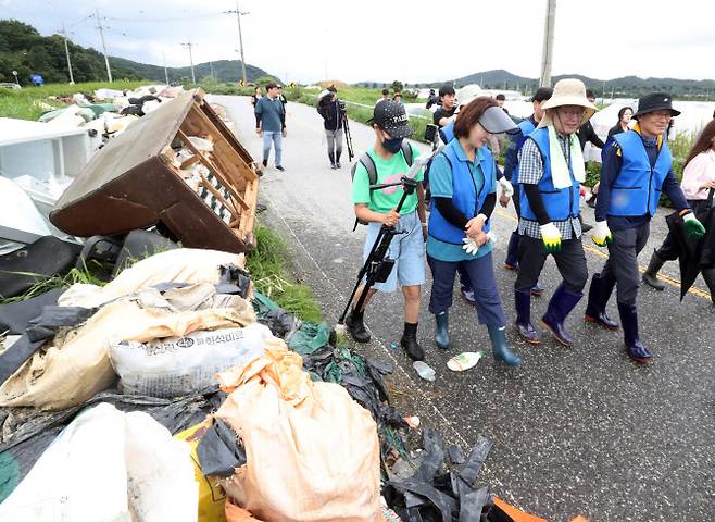 이재명(오른쪽에서 두번째) 더불어민주당 대표가 25일 오전 충남 부여군 부여읍 정동리 일대를 찾아 수해복구 봉사활동을 하고 있다.(사진=연합뉴스)