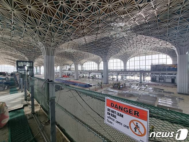 삼성물산이 방글라데시 수도 다카에 증설 중인 하즈랏 샤잘랄 국제공항(HSIA) 3터미널 건물 내부. 천장이 국화인 연꽃 형상으로 장식돼 있다. 2023. 7. 17/뉴스1 ⓒ News1 최서윤 기자