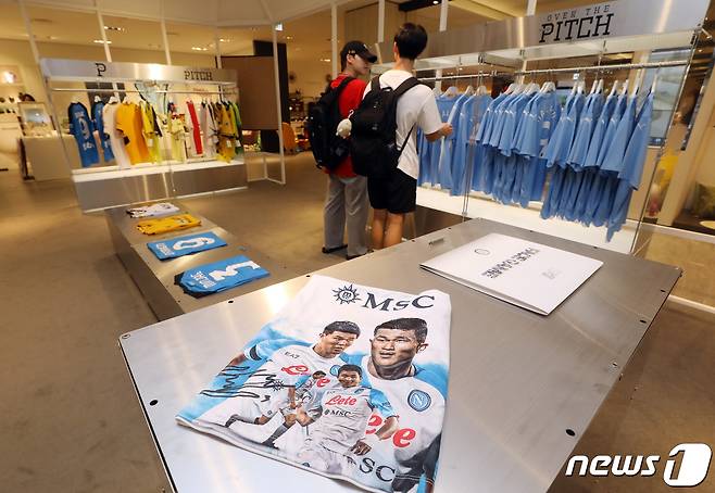 7월19일 오후 서울 강남구 압구정동 갤러리아백화점 명품관에 마련된 축구 유니폼 전문 패션 브랜드 '오버 더 피치' 팝업스토어를 찾은 시민들이 22-23 잉글리시 프리미어리그(EPL) 우승을 차지한 맨체스터 시티의 23-24 시즌 홈 유니폼을 고르고 있다. 2023.7.19/뉴스1 ⓒ News1 김진환 기자