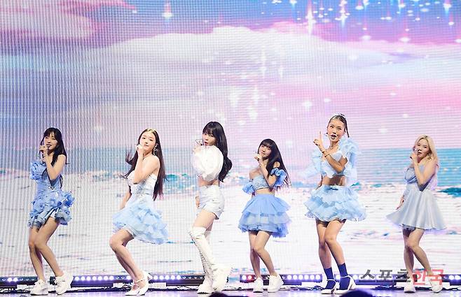 미니 9집 '골든 아워글래스(Golden Hourglass)' 쇼케이스에 참석한 오마이걸 승희. ⓒ이혜영 기자 lhy@hankooki.com