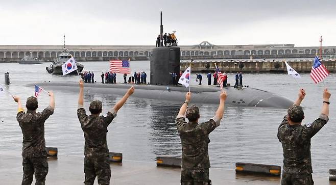 해군 장병들이 24일 제주 해군기지에 입항한 미국 LA급 핵추진잠수함(SSN) 아나폴리스함을 환영하고 있다. [사진제공=해군]