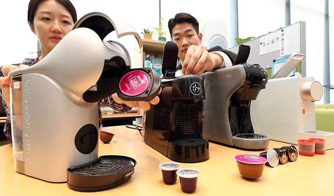 한국소비자원이 25일 정부세종청사에서 소비자 선호도가 높은 캡슐커피머신 10개 제품을 시험·평가한 결과를 발표하고 있다. /뉴시스