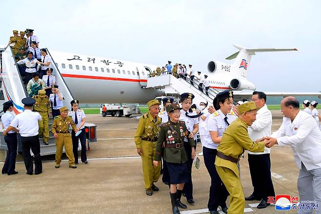 조국해방전쟁승리 70돌(7월 27일) 경축행사 참가자들이 지난 24일 평양에 도착했다고 조선중앙통신이 25일 보도했다. /조선중앙통신 홈페이지 캐벛