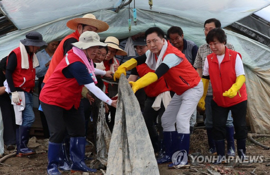 김기현 국민의힘 대표가 25일 집중호우 피해를 본 전북 익산시 용안면을 찾아 수해복구 봉사활동을 하고 있다.<연합뉴스>