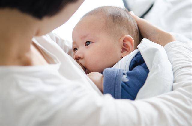 임신, 출생, 양육 과정에서는 여러 고충이 뒤따른다. 누군가는 이를 불행이라고 여길 수 있다. 그렇기에 아이를 안전하고 온전하게 키우려면 '반짝 지원'이 아닌 '전 단계에 걸친 촘촘한 지원'이 필요하다. 또 아이뿐만 아니라 부모 또는 예비 부모에 대한 지원이 병행되어야 한다. 게티이미지뱅크
