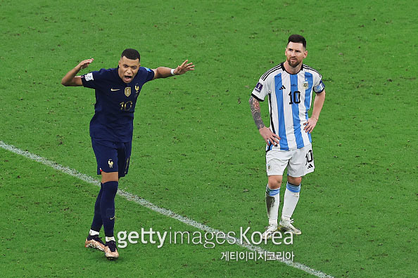 LUSAIL CITY, QATAR - DECEMBER 18: Kylian Mbappe of France celebrates after scoring the team's third goal walking past Lionel Messi of Argentina during the FIFA World Cup Qatar 2022 Final match between Argentina and France at Lusail Stadium on December 18, 2022 in Lusail City, Qatar. (Photo by Buda Mendes/Getty Images)