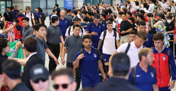 <yonhap photo-3721=""> 인천공항 도착한 AT마드리드 (서울=연합뉴스) 김도훈 기자 = 팀 K리그와 친선전을 앞둔 스페인 프로축구 아틀레티코 마드리드 선수단이 25일 인천국제공항 제1여객터미널에서 팬들의 환호 속에 입국장을 나서고 있다. 2023.7.25 superdoo82@yna.co.kr/2023-07-25 17:00:20/ <저작권자 ⓒ 1980-2023 ㈜연합뉴스. 무단 전재 재배포 금지.></yonhap>