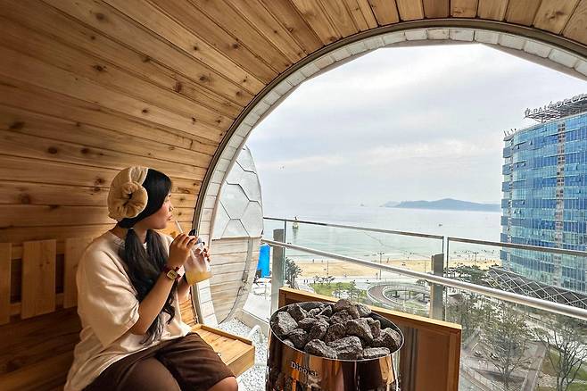 6층 야외공간에는 원통형 사우나가 있다. 통유리창 너머로 해운대 해수욕장이 훤히 보인다.