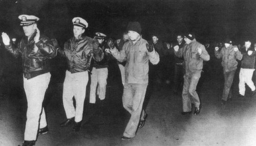1968년 북한이 납치한 미국의 푸에블로호 함장과 승조원들이 배에서 끌려 내려오고 있다. 중앙포토
