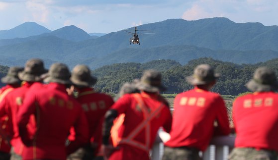 지난 19일 금천, 내성천, 낙동강이 만나는 삼강교 지점을 마지노선으로 보고 헬기를 동원해 실종된 채수근 상병을 수색하고 있는 해병대. 뉴스1