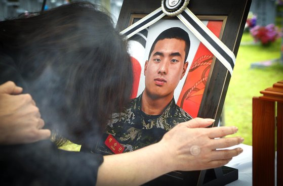 경북 예천 폭우 피해 실종자 수색 임무도중 순직한 해병대 고(故) 채수근 상병의 안장식이 22일 오후 국립대전현충원 장병묘역에서 엄수됐다. 이날 안장식에서 채 상병의 어머니가 아들의 영정을 어루만지며 오열하고 있다. 채수근 상병은 지난 19일 경북 예천 내성천 일대에서 폭우 피해자를 찾기 위한 수색 임무를 수행하던 중 급류에 휩쓸려 순직했다. 국방부는 채 상병을 일병에서 상병으로 한계급 진급시켰고 보국훈장 광복장을 수여했다.김성태 프리랜서