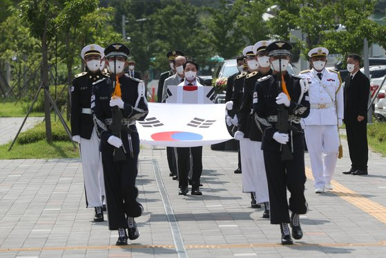 지난해 7월 19일 경기도 동두천시 국민체육센터에서 열린 호국의 영웅 고(故) 박진호 일병 귀환행사에서 박 일병의 유해가 운구되고 있다. 연합뉴스