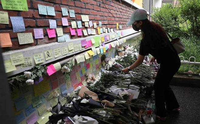 지난 18일 교사가 극단적 선택을 한 서울 서초구 한 초등학교에서 24일 한 시민이 교사의 죽음을 애도하고 있다. 성동훈 기자