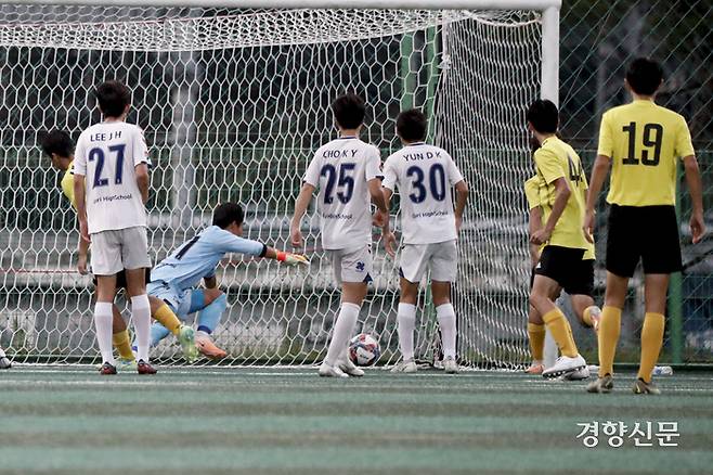 서울 중앙고가 25일 충북 제천축구센터에서 열린 2023 대통령금배 고등U17 유스컵 경기 구리고와의 경기에서 슛팅을 하고 있다. 문재원 기자