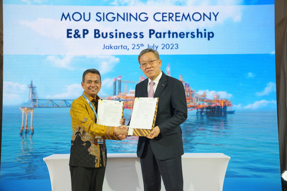 Posco International CEO Jeong Tak, right, and PHE CEO Wiko Migantoro pose for a photo during a signing ceremony of a memorandum of understanding for the exploration and production of the Bunga project on Tuesday in Tangerang, Indonesia. [POSCO INTERNATIONAL]