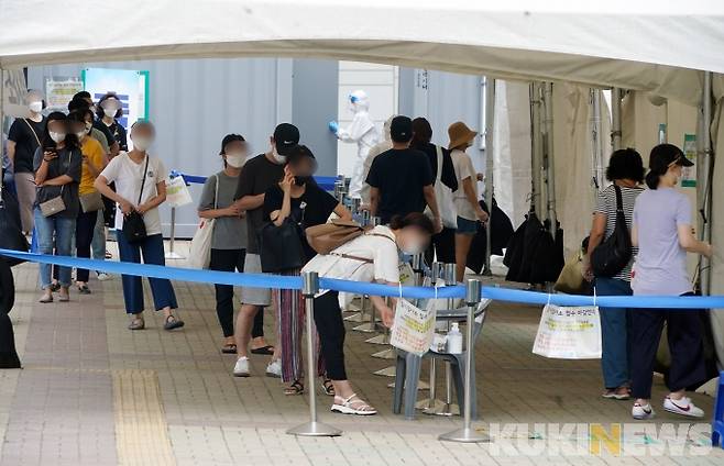 임시선별진료소에서 시민들이 코로나19 선별검사를 받기 위해 대기하고 있다.&nbsp; &nbsp;쿠키뉴스 자료사진