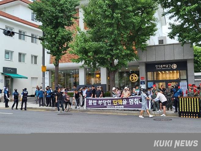 이상민 행정안전부 장관의 탄핵 선고가 25일 열리는 가운데 서울 종로구 재동에 위치한 헌법재판소에서 찬반 목소리를 담은 집회가 이어지고 있다.   사진=최은희 기자