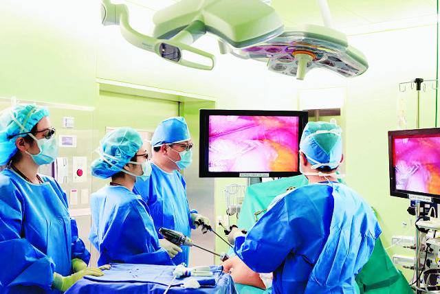 복강경 위암 수술 장면. 조기 진단  위암은 내시경 시술이나 수술로 완치 가능성이 높지만 진행된 상태로 발견되면 치료가 쉽지 않다. 특히 치료가 까다로운 복막 전이 위암의 경우 최근 ‘복강 내 항암요법’ 연구가 국내에서도 시도되고 있어, 환자·가족들에게 희망을 줄 수 있을지 주목된다. 고려대 구로병원 제공