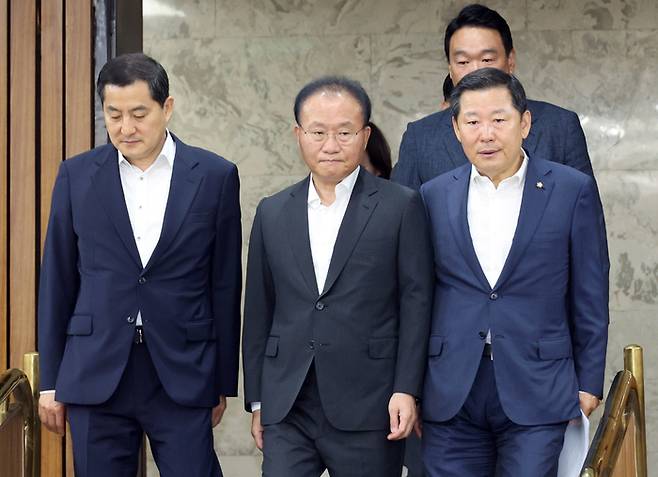 국민의힘 윤재옥 원내대표가 25일 국회에서 열린 원내대책회의에 참석하고 있다. [사진 = 연합뉴스]