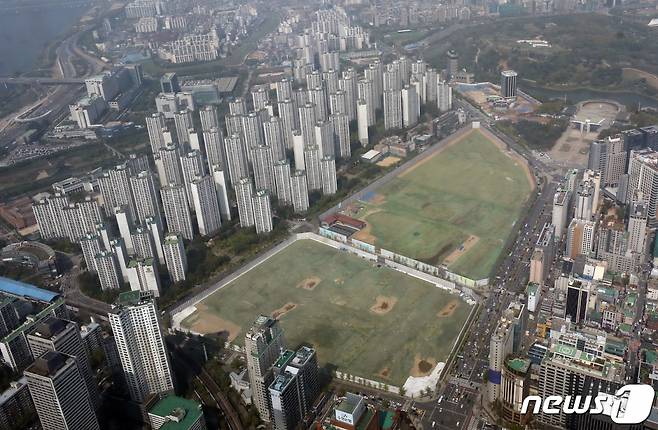 (서울=뉴스1) 박세연 기자 =서울 송파구 롯데월드타워 전망대 서울스카이에서 바라본 재건축 공사를 진행 중인 미성·크로바아파트(공사중 부지, 오른쪽)과 파크리오아파트 모습. 2021.4.20/뉴스1