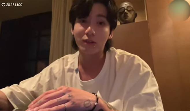 /사진=위버스 라이브 방송 갈무리