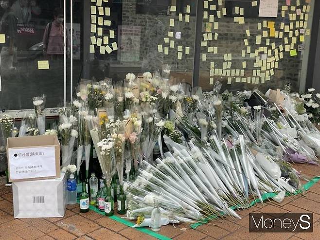 시민들은 신림역 칼부림 사건의 피해자를 추모하기 위해 조화를 내려놓거나 성금을 두고 가는 등 각자의 방식으로 추모를 이어갔다. 사진은 신림역 4번 출구 인근 골목에 마련된 추모 공간의 모습. /사진=정유진 기자