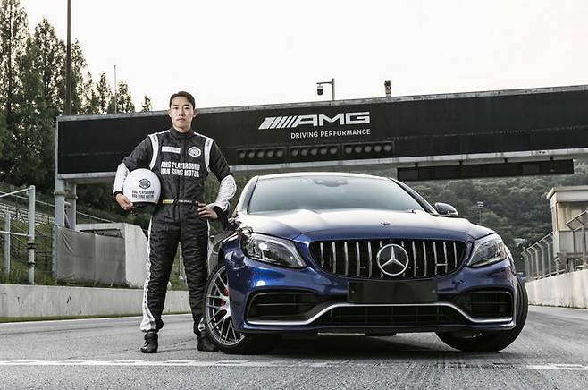 [서울=뉴시스] 지난 2021년에 이어 올해 다시 한성자동차가 운영하는 메르세데스-AMG 오너클럽 'AMG 플레이그라운드' 앰배서더로 발탁된 카레이서 노동기 선수가 한성자동차로부터 지원받은 '메르세데스-AMG C 63 S 쿠페 차량' 옆에서 기념촬영을 하고 있다. (사진=한성자동차 제공) 2023.07.25 photo@newsis.com *재판매 및 DB 금지