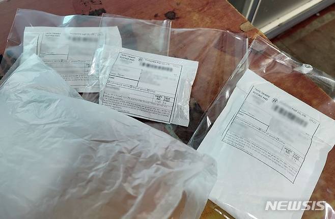 [제주=뉴시스] 오영재 기자 = 24일 오전 제주시 노형동 제주우편집중국에 도착한 대만발 정체불명 우편물. 2023.07.24. oyj4343@newsis.com