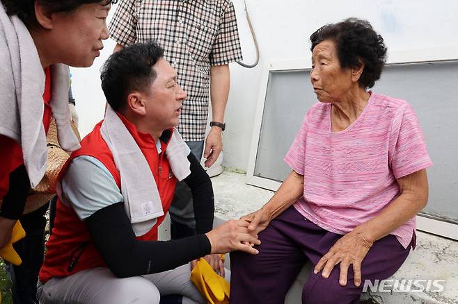 [익산=뉴시스] 고범준 기자 = 김기현 국민의힘 대표가 25일 오후 전북 익산시 용안면을 찾아 수해피해를 입은 김추월 어르신을 위로하고 있다. (공동취재사진) 2023.07.25. photo@newsis.com