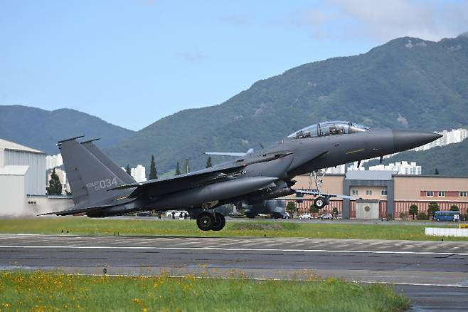 이륙하는 우리 공군의 F-15K 전투기. 공군 제공