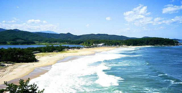 ▲화진포는 동해와 연접해 자연풍광이 수려하고 면적 72만평에 달하는 광활한 호수 주위에 울창한 송림이 병풍처럼 펼쳐진 국내 최고의 석호이다.Ⓒ화진포