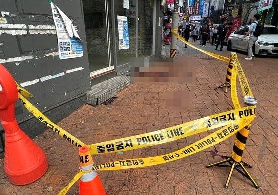 지난 21일 오후 2시7분쯤 서울 관악구 신림동 신림역 4번 출구 인근에서 조모(33)씨가 휘두른 흉기에 찔려 1명이 숨지고 3명이 다쳐 병원으로 이송됐다. 이날 오후 신림역 4번 출구 인근 현장에 폴리스라인이 쳐진 모습. 연합뉴스