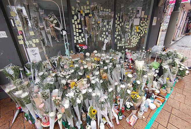 지난 21일 서울 지하철 신림역 인근 상가 골목에서 30대 남성이 지나가던 행인을 상대로 흉기를 휘둘러 1명이 숨지고 3명이 중상을 입는 사건이 발생한 가운데 지난 24일 희생자를 추모하는 국화가 수북히 놓여져 있다.