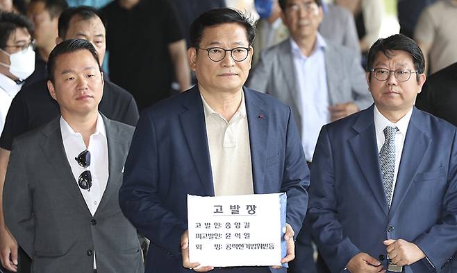 송영길 전 더불어민주당 대표가 25일 서울 서초구 서울중앙지방검찰청에서 윤석열 대통령 공직선거법 위반 및 혐의 고발과 관련해 고발장 접수하기 위해 들어가고 있다. 뉴시스