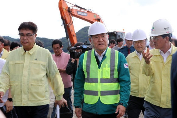 헌법재판소의 탄핵심판 청구 기각으로 직무에 복귀한 이상민 행정안전부 장관이 25일 오후 충남 청양군 인양리 지천 제방 복구현장을 점검하고 있다. 2023.7.25 연합뉴스