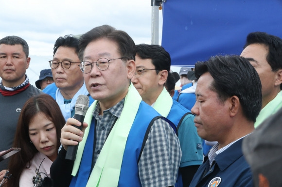 부여군 찾은 이재명 민주당 대표 - 이재명 더불어민주당 이재명 대표가 25일 오전 충남 부여군 부여읍 일대 침수 피해 농가를 찾아 농민들을 위로하고 있다.  부여 연합뉴스