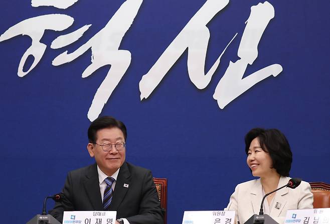 이재명 더불어민주당 대표와 김은경 혁신위원장이 6월20일 국회에서 열린 혁신위 제1차 회의에서 혁신위원의 발언을 경청하고 있다. ⓒ시사저널 박은숙