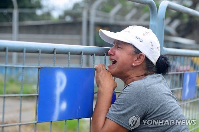 에콰도르 과야킬 과야스 제1교도소 밖에서 오열하는 여성 (과야킬 AFP=연합뉴스) 23일(현지시간) 에콰도르 과야킬 과야스 제1교도소 밖에서 한 여성이 수감자 간 폭동 사태로 11명의 사망자를 낸 교도소 내부를 바라보며 오열하고 있다. 2023.7.25