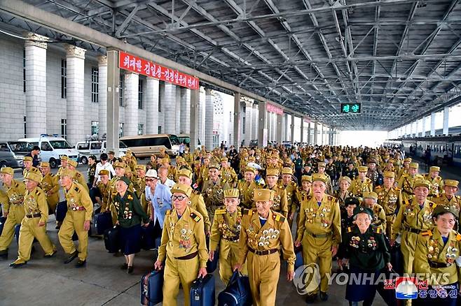 평양에 도착한 전승절 70주년 행사 참가자들 (평양 조선중앙통신=연합뉴스) 조국해방전쟁승리 70돌(7월 27일) 경축행사 참가자들이 지난 24일 평양에 도착했다고 조선중앙통신이 25일 보도했다. 2023.7.25 
    [국내에서만 사용가능. 재배포 금지. For Use Only in the Republic of Korea. No Redistribution] nkphoto@yna.co.kr