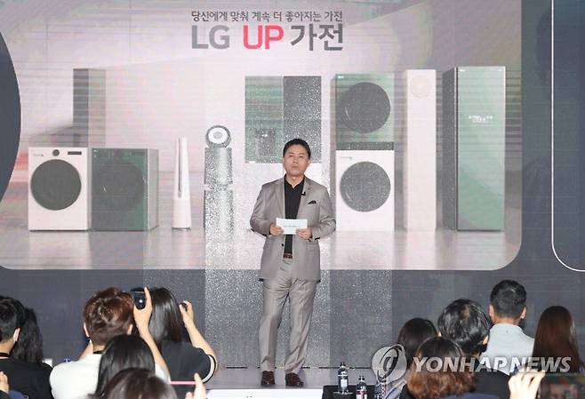 LG전자 UP 가전 2.0 미디어데이 (서울=연합뉴스) 류효림 기자 = 류재철 LG전자 H&A 사업본부장이 25일 서울 강서구 마곡동 LG사이언스파크에서 열린 LG전자 UP 가전 2.0 미디어데이에서 인사말을 하고 있다. 2023.7.25 ryousanta@yna.co.kr