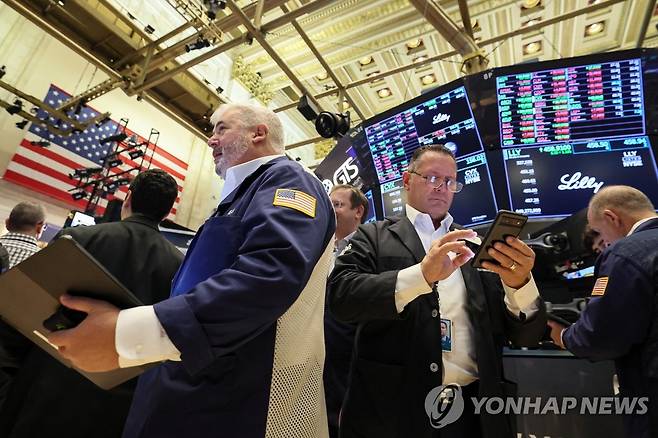 NYSE 입회장에서 일하는 사람들의 모습 [연합뉴스 자료사진]